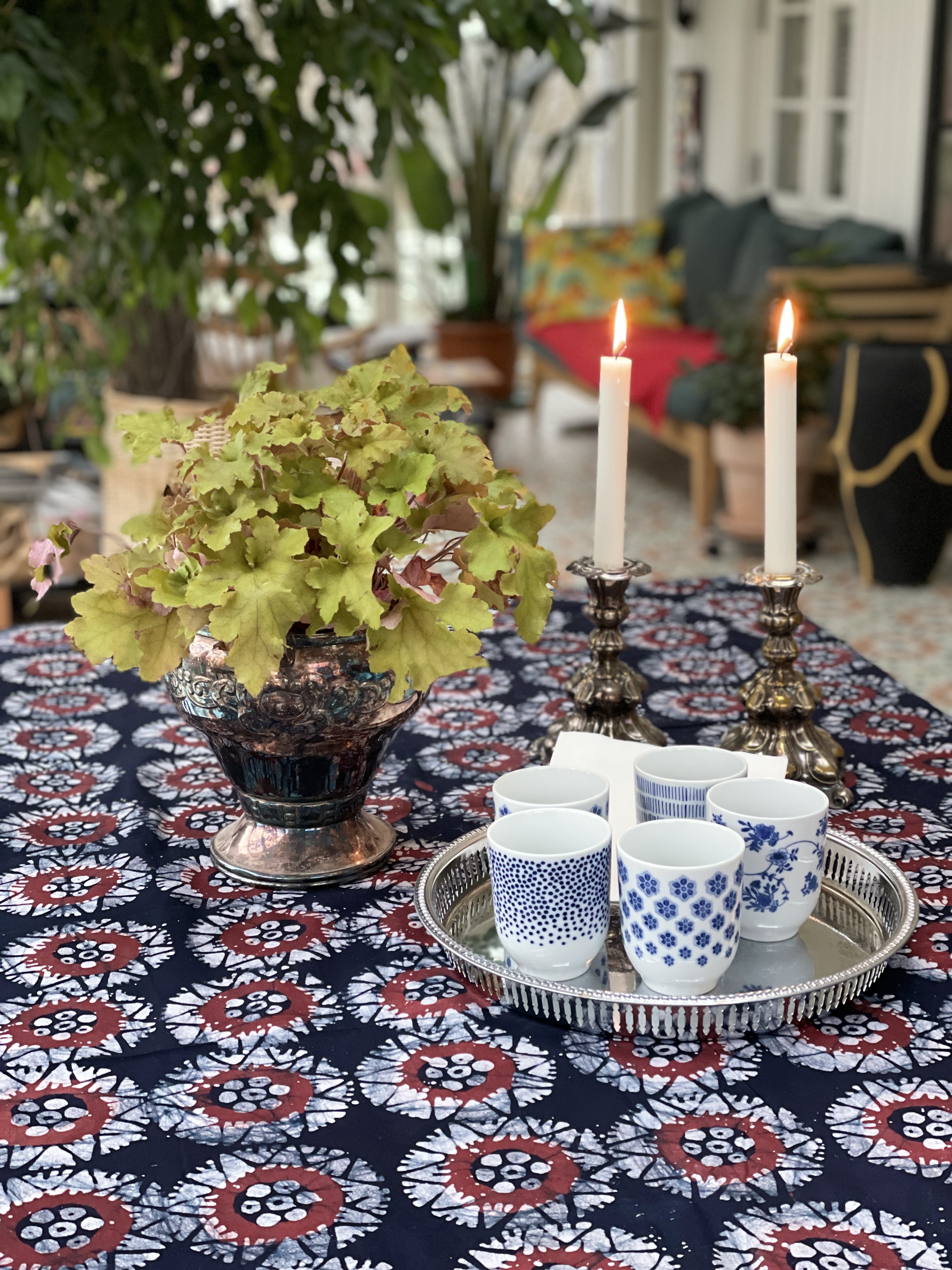 Duk blå, röd och vit batik