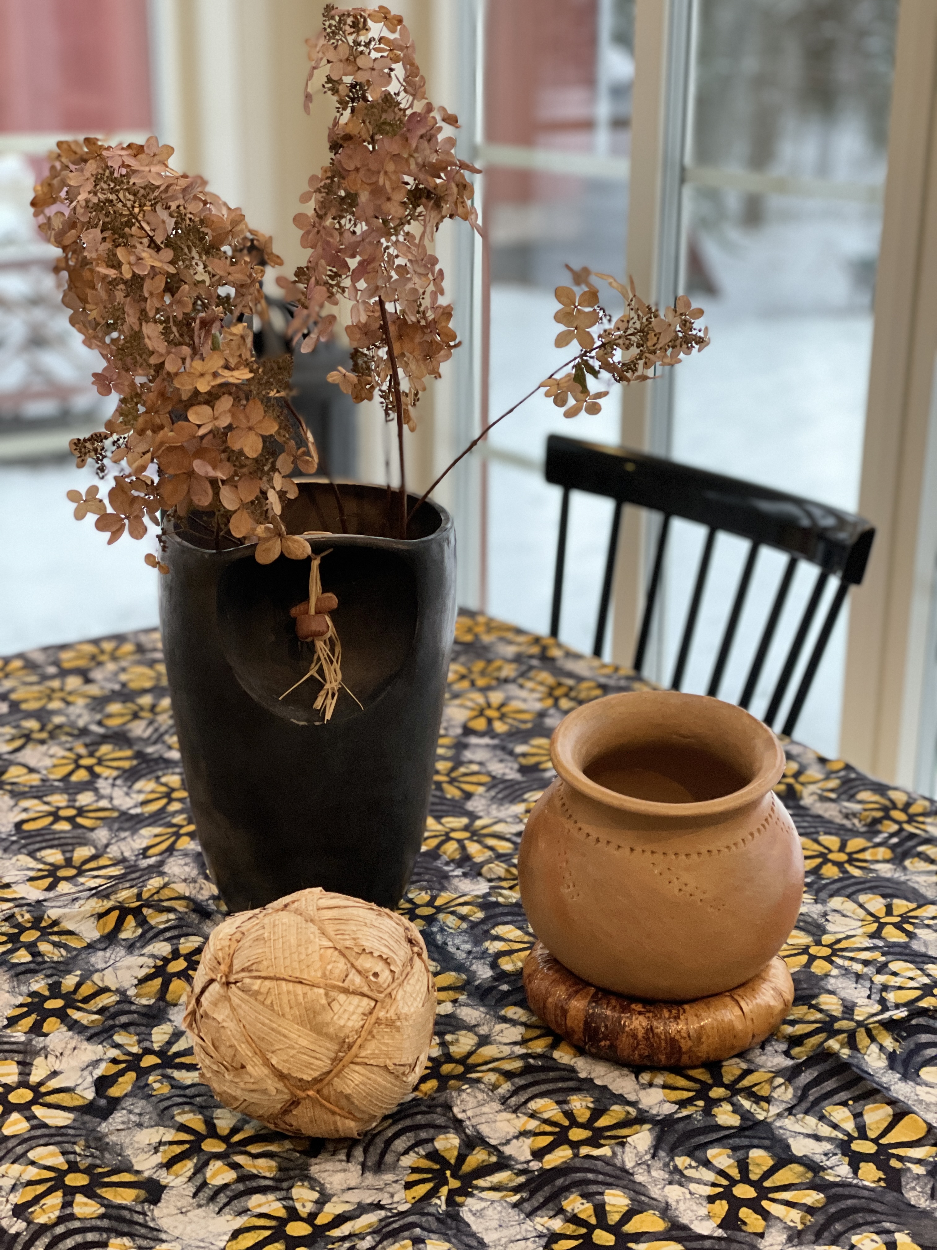 Duk med gula blommor av vaxbatik