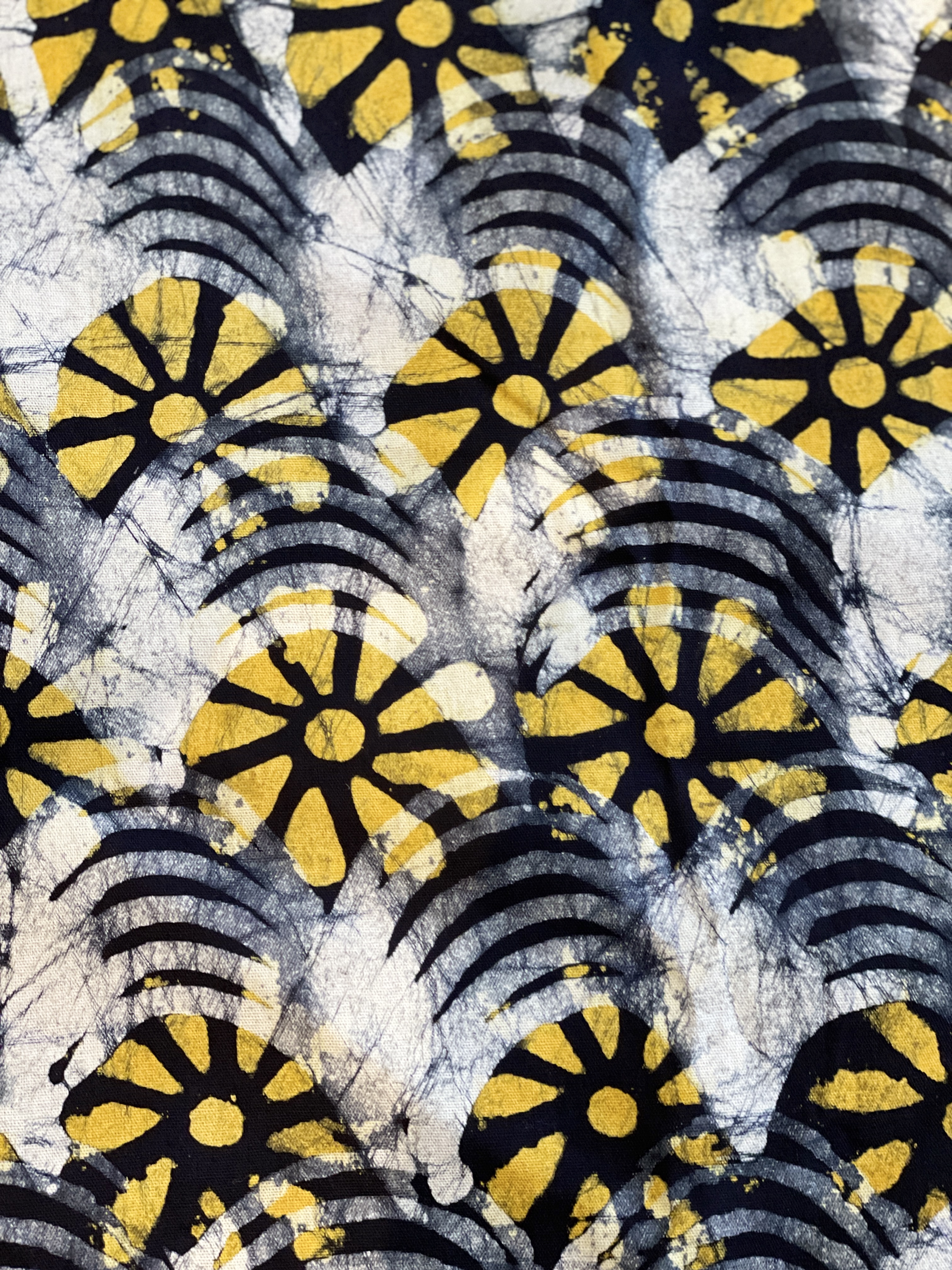Duk med gula blommor av vaxbatik - 3