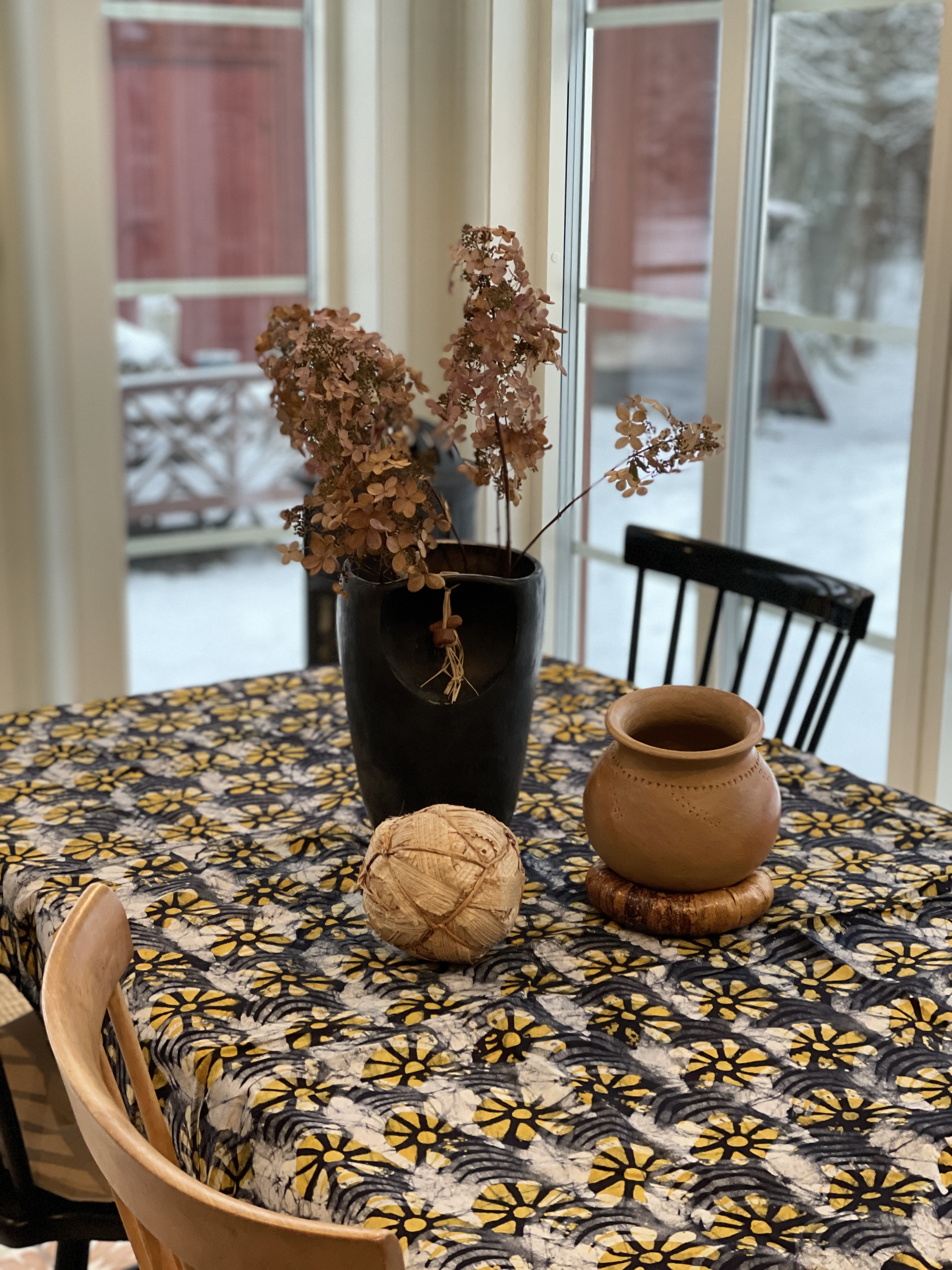 Duk med gula blommor av vaxbatik