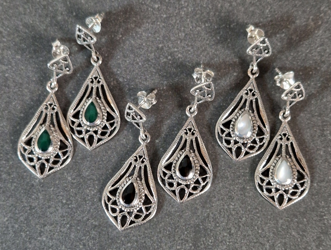 Stiftörhängen i Silver med Cabochon