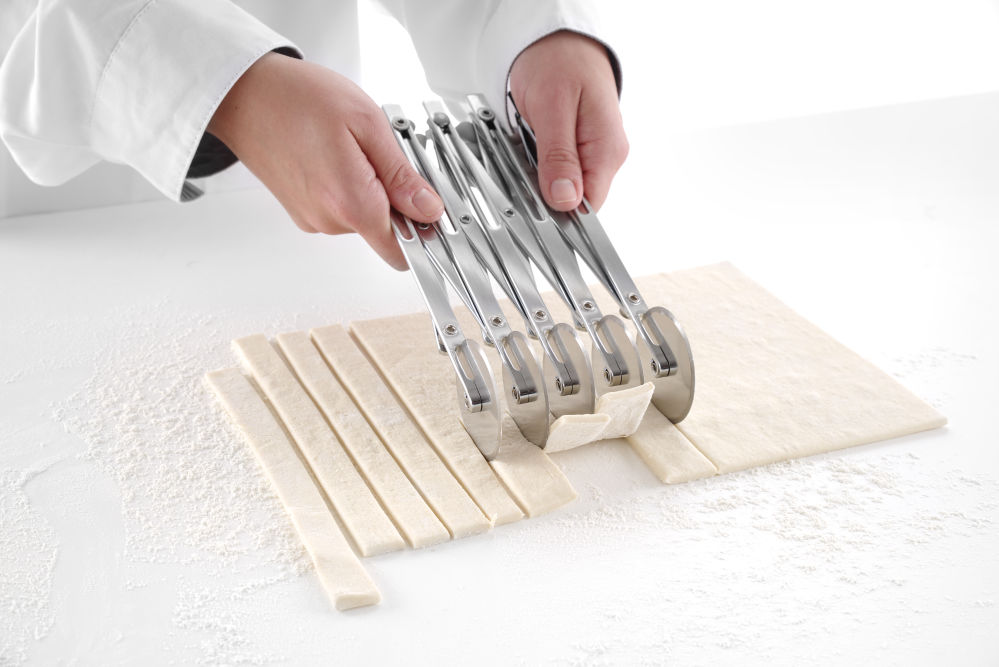 Dough cutter with 5 smooth cutting wheels, adjustable - 2