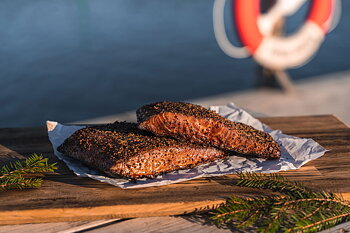 Varmrökt Pepparlax, En varmrökt lax med en härlig kryddblandning, på bland annat citronpeppar och rosépeppar!