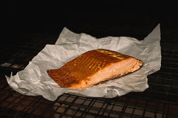 Varmrökt Lax, Lax rökt på traditionsenligt vis.