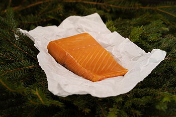 Kallrökt Vildlax, Kallrökt på  egenfiskad havslax, som har en balanserad rökton och sälta.