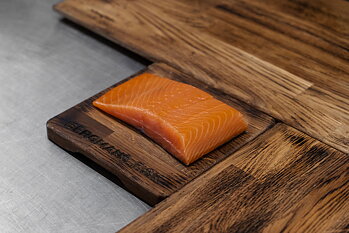 Kallrökt Lax, Kallrökt lax med en behaglig rökton och en balanserad sälta.