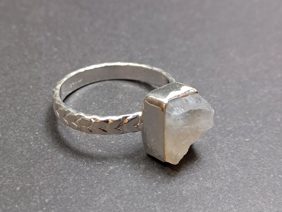 Silverring med Rå Regnbågsmånsten