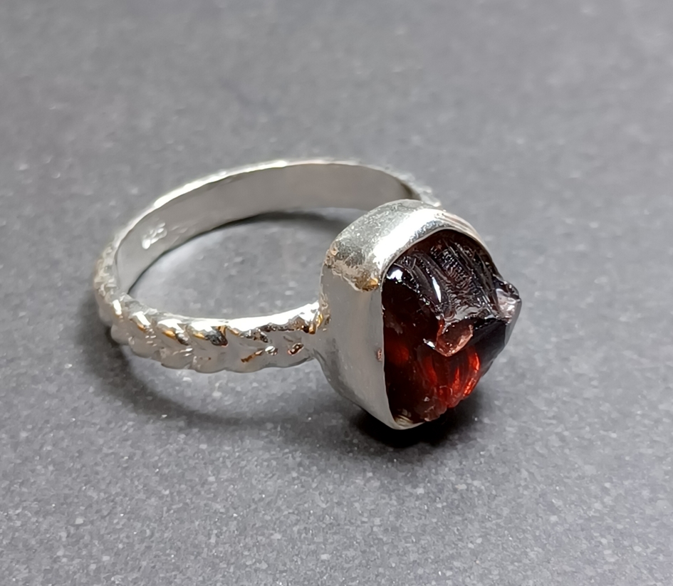 Silverring med Rå Röd Granat
