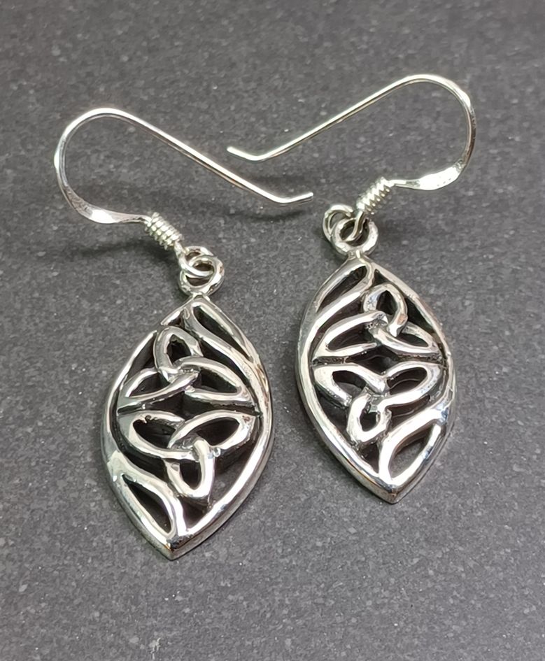 Keltisk Triquetra i Löv form  örhängen i silver  