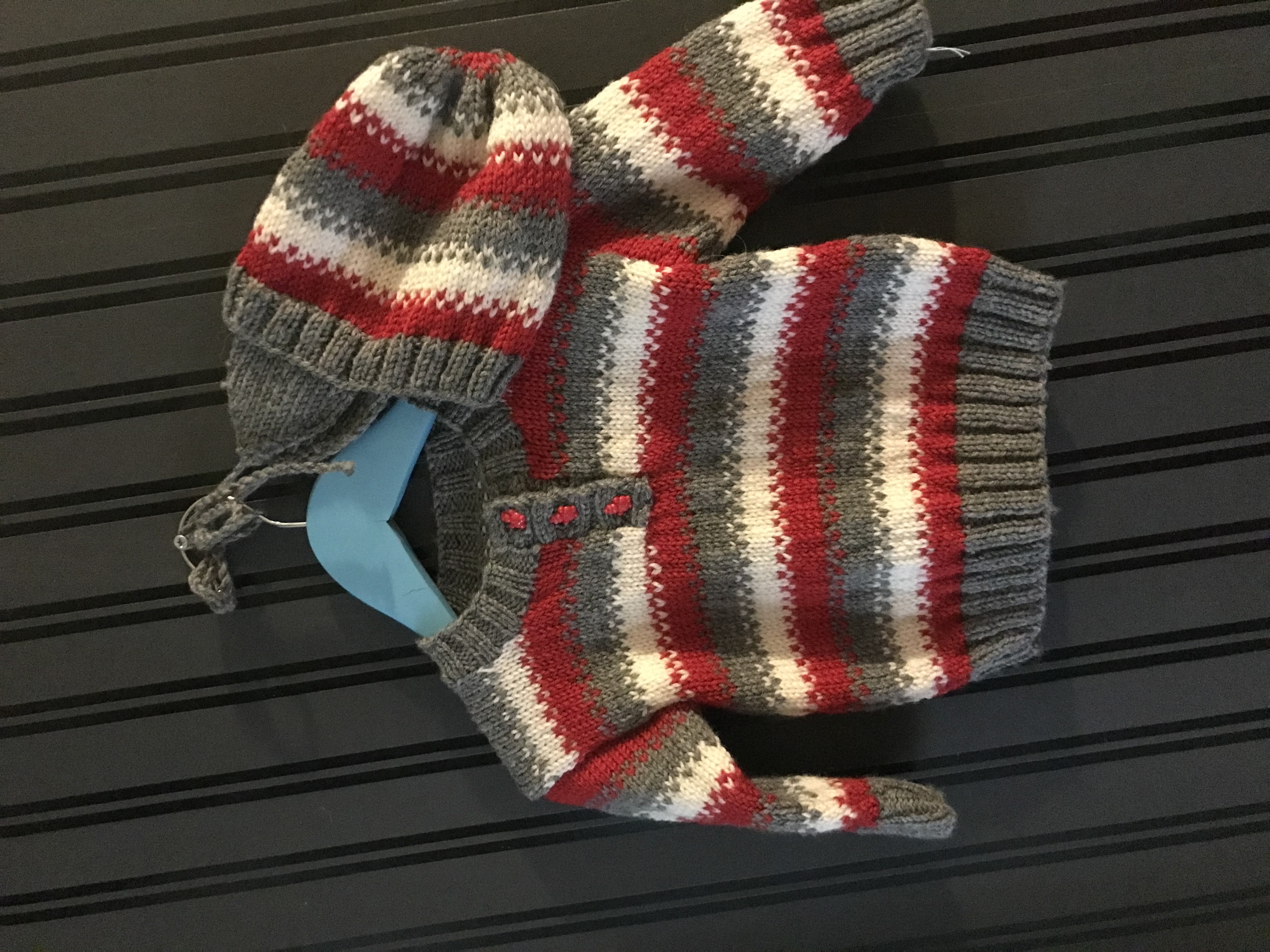 Handstickad babytröja och mössa med öronlappar. 9 mån.