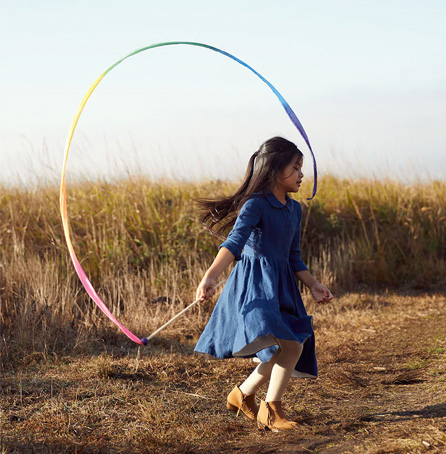 Streamer Rainbow -  "Trollstav" i trä med sidenband från Sarah's Silks 