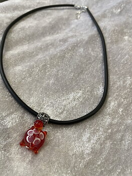 Halsband med sköldpadda Röd