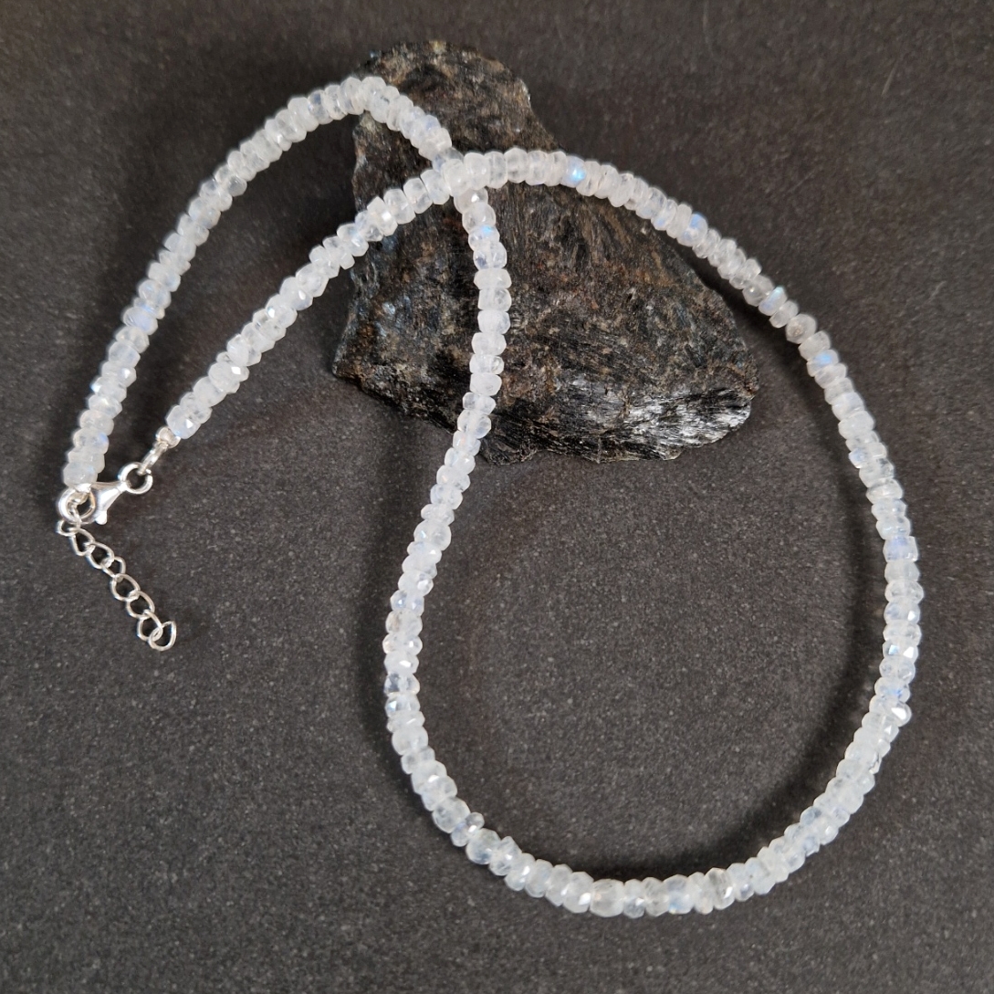 Halsband med Regnsbågsmånsten