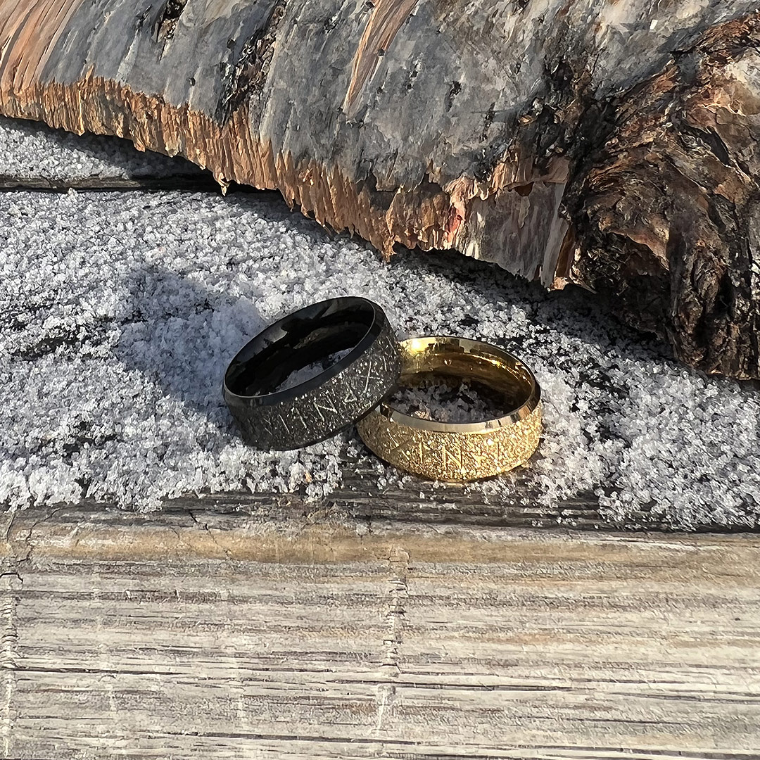 Ring Frosted Futhark Gold & Black Vikingaring Runor Frostad Guld & Svart fotade i norra Sverige vid brasa