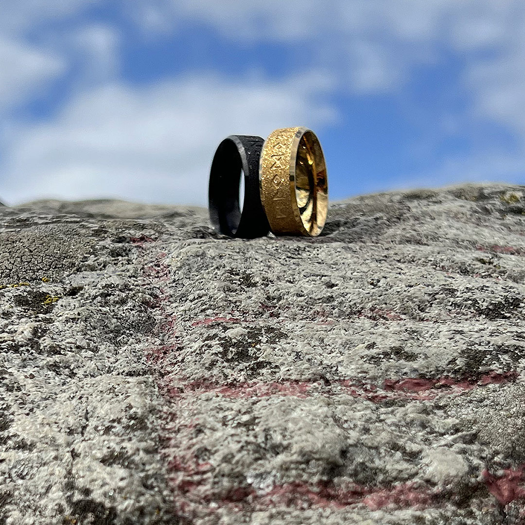 Ring Frosted Futhark Gold & Black Vikingaring Runor Frostad Guld & Svart fotade på Karlevistenen på Öland