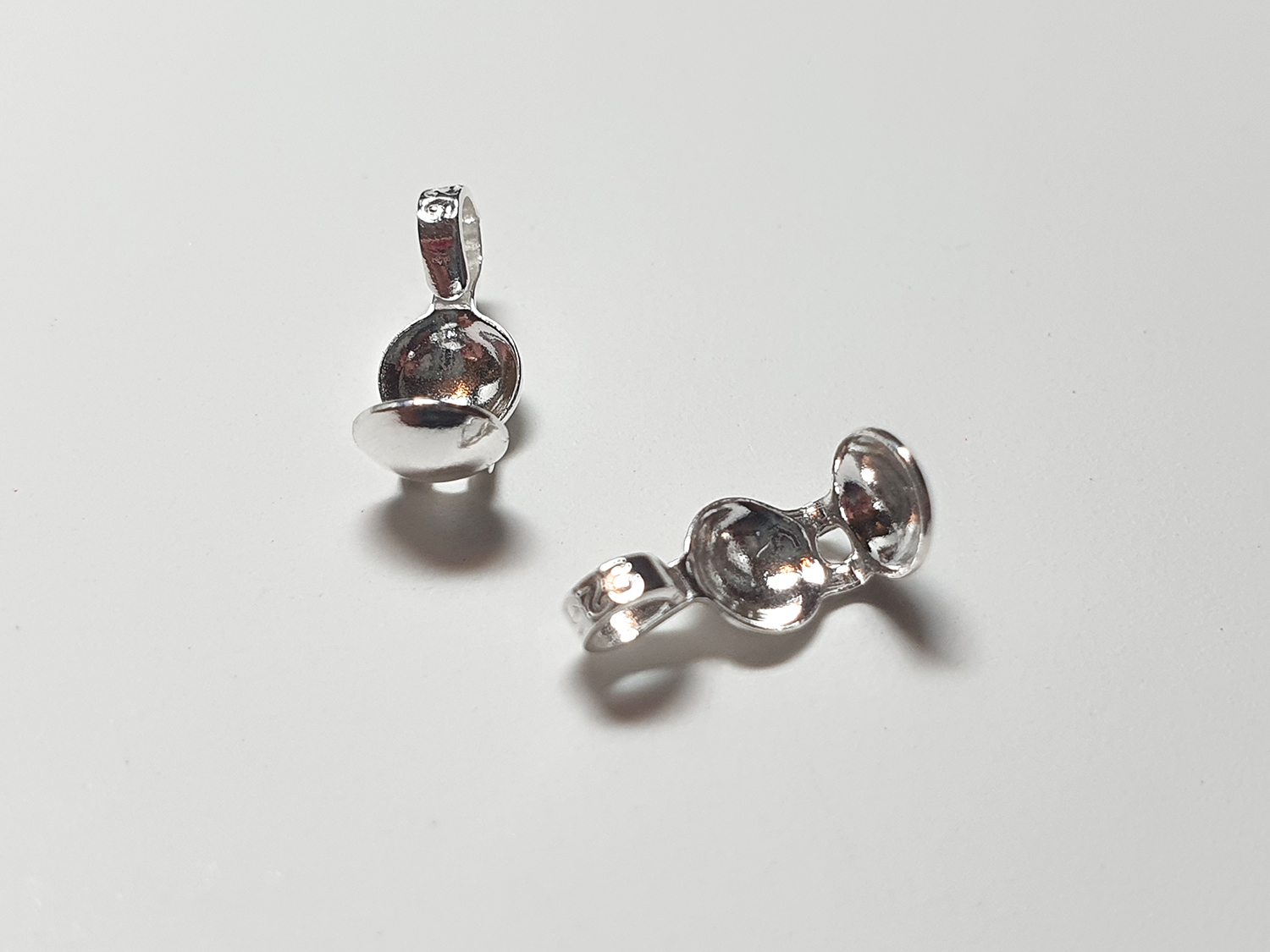 Knutgömma 4mm med sidvikt fästring 2st/1 par per fp Pris/par 925-silver