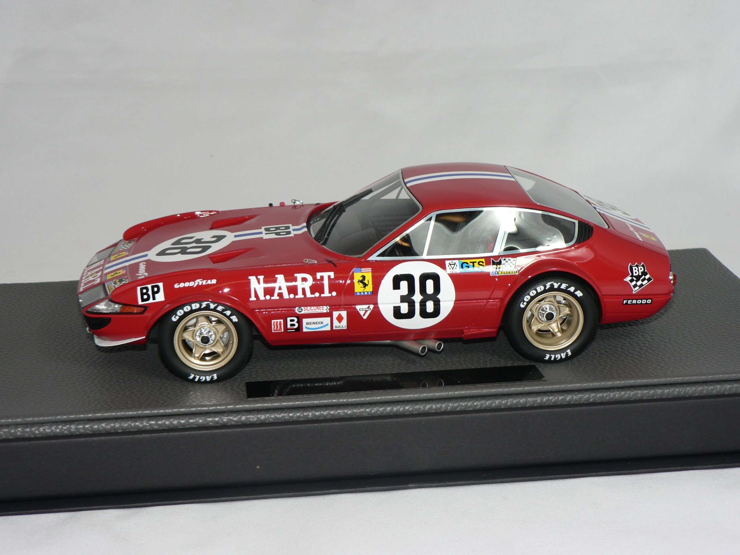 Ferrari  365 GTB #38  Le Mans  1973    1:18  Top Marques  Limited Edition 500 pcs - 3