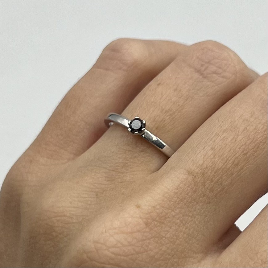 Ring Elly handgjord svart diamant vitguld 18 karat 