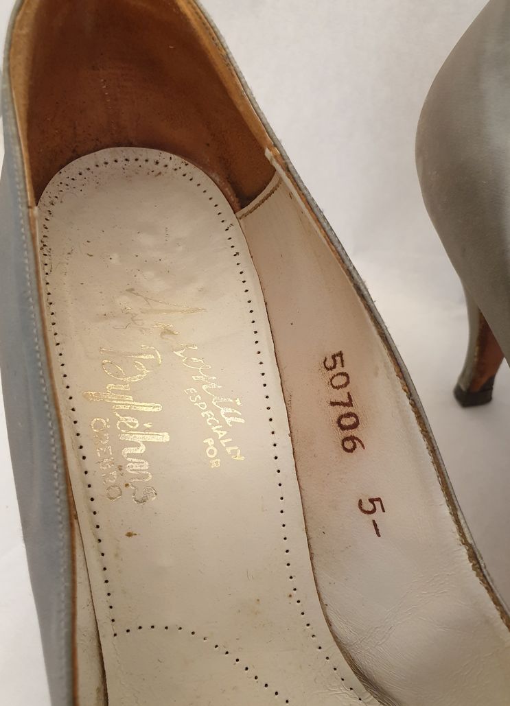 Pumps gråbruna siden med rosett, strl 5 1/2, 1950-tal - 4