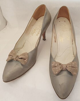 Pumps gråbruna siden med rosett, strl 5 1/2, 1950-tal