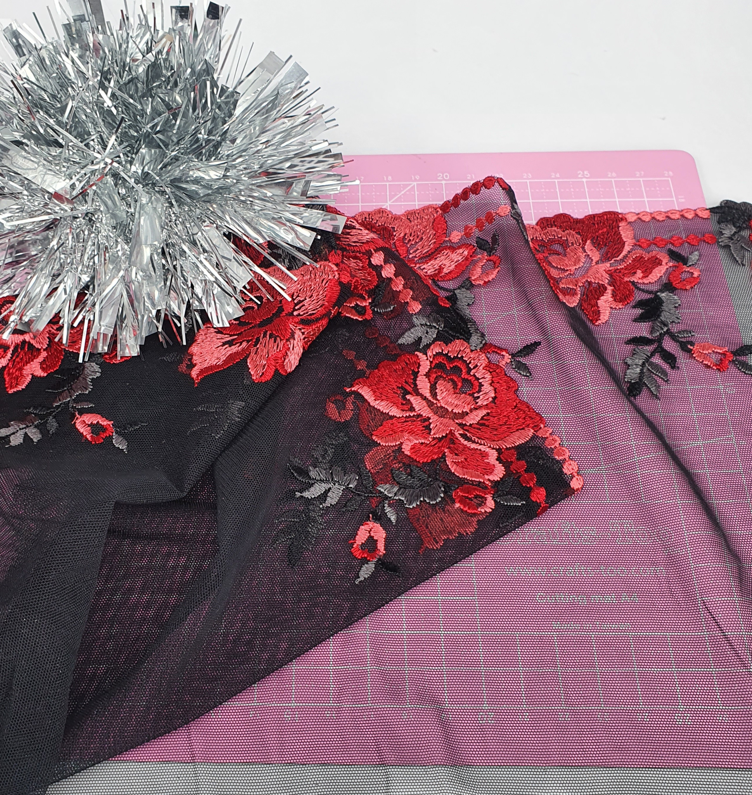 Mesh stretch spets i svart och vackra röda blommor - 21 cm  - 8