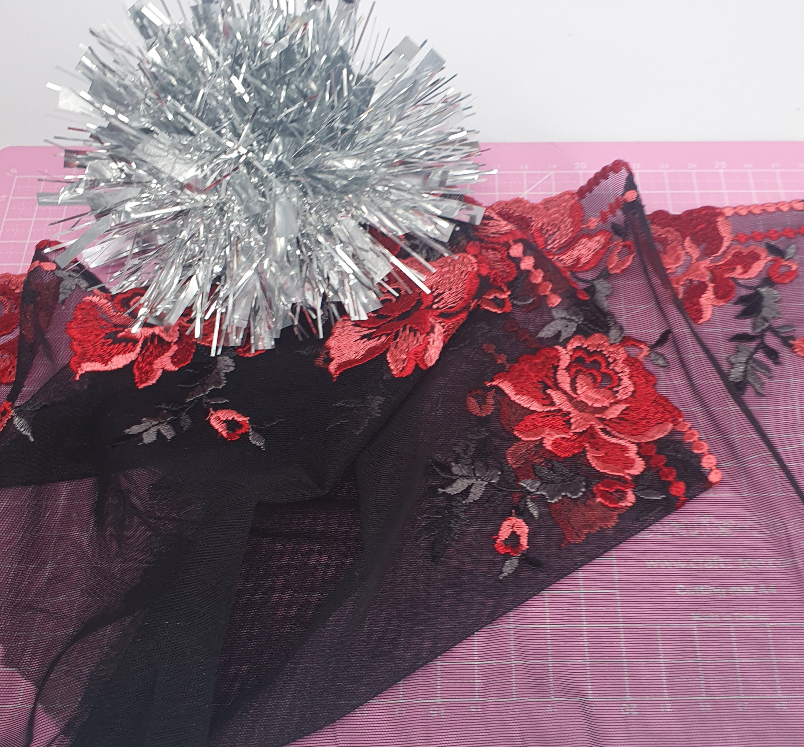 Mesh stretch spets i svart och vackra röda blommor - 21 cm  - 9