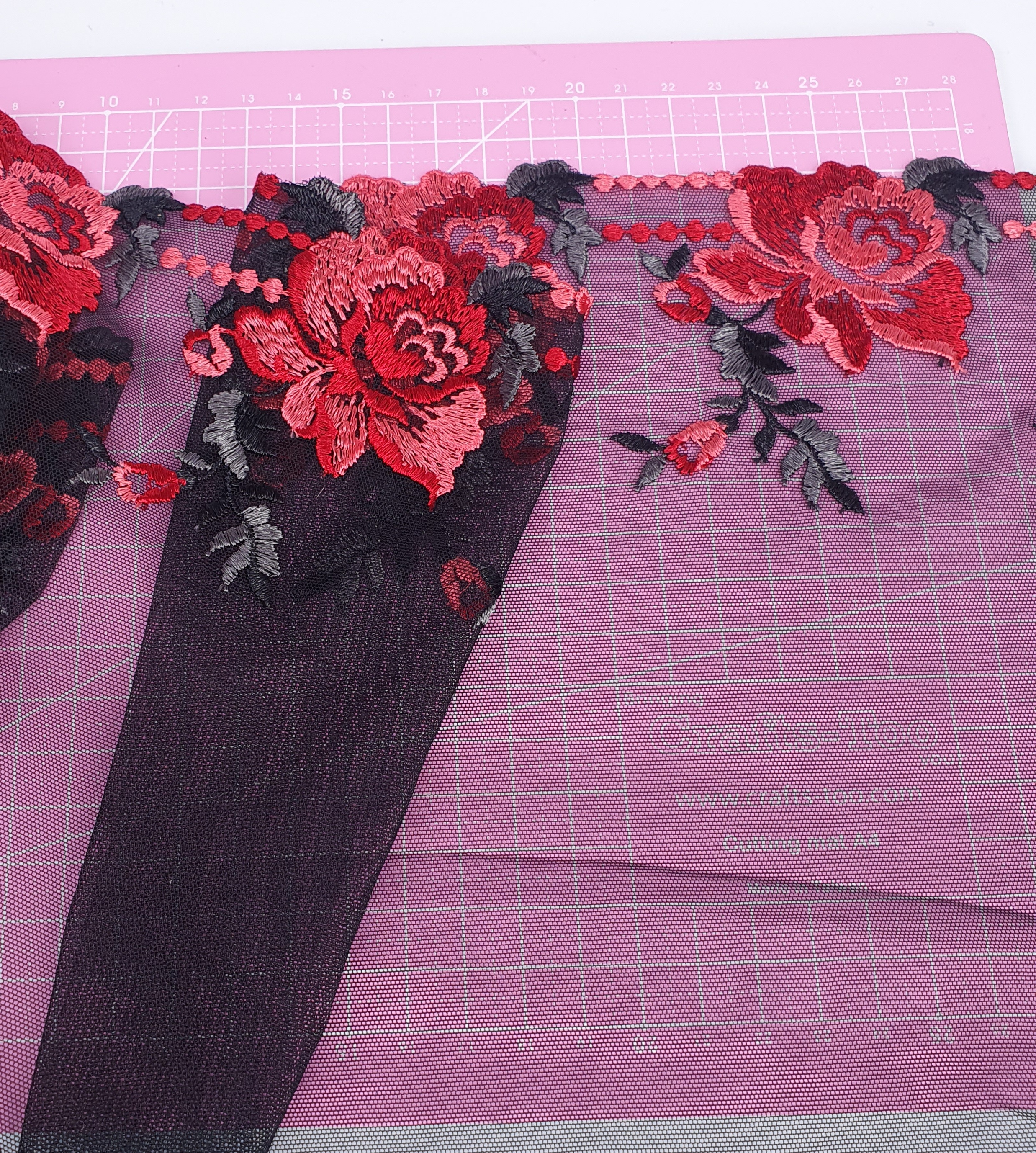 Mesh stretch spets i svart och vackra röda blommor - 21 cm  - 6