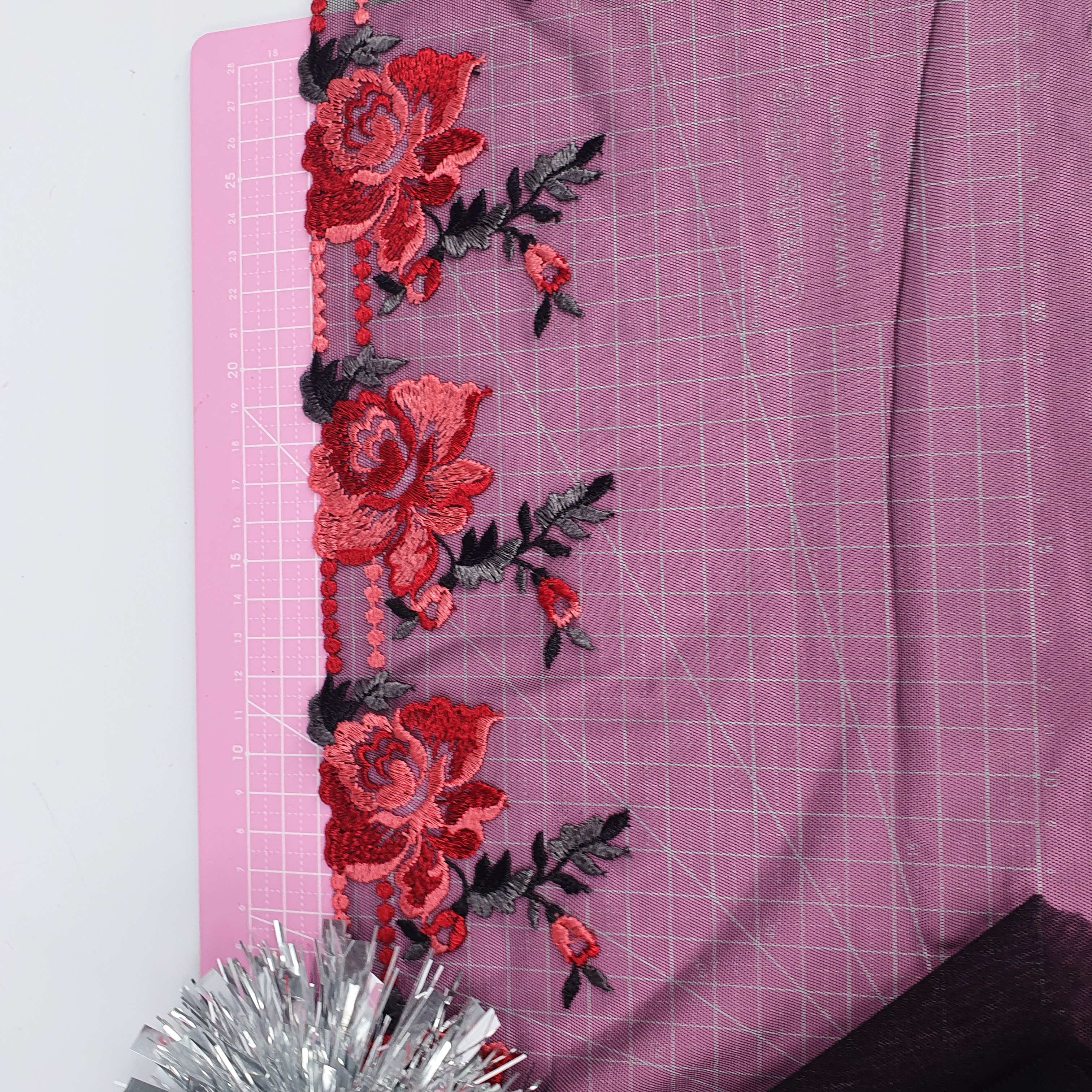 Mesh stretch spets i svart och vackra röda blommor - 21 cm  - 13