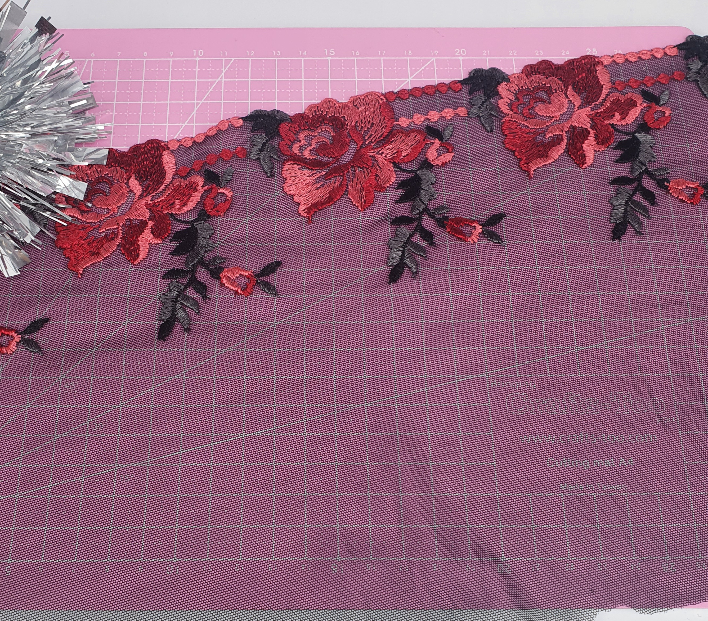 Mesh stretch spets i svart och vackra röda blommor - 21 cm  - 12