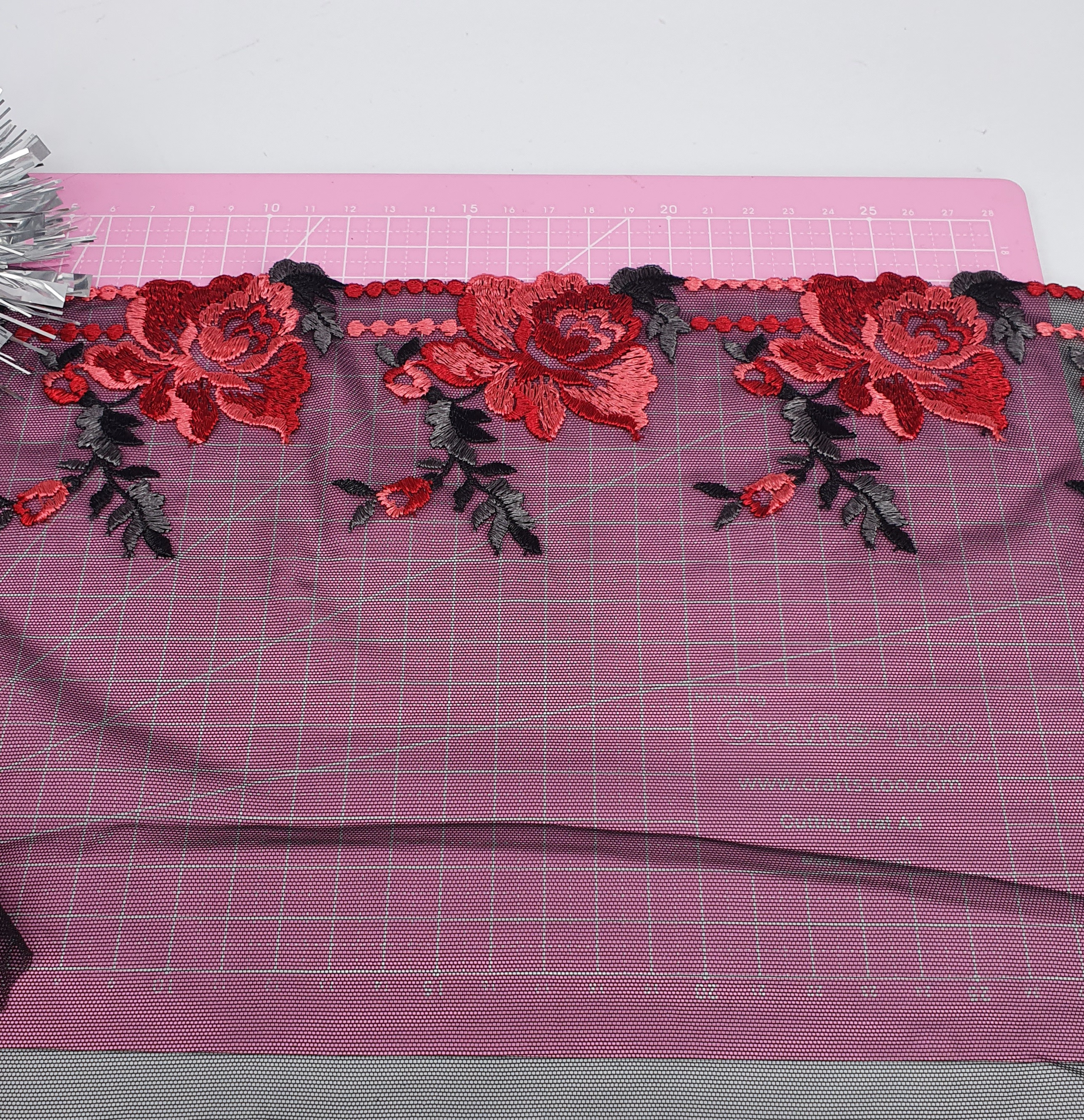 Mesh stretch spets i svart och vackra röda blommor - 21 cm 