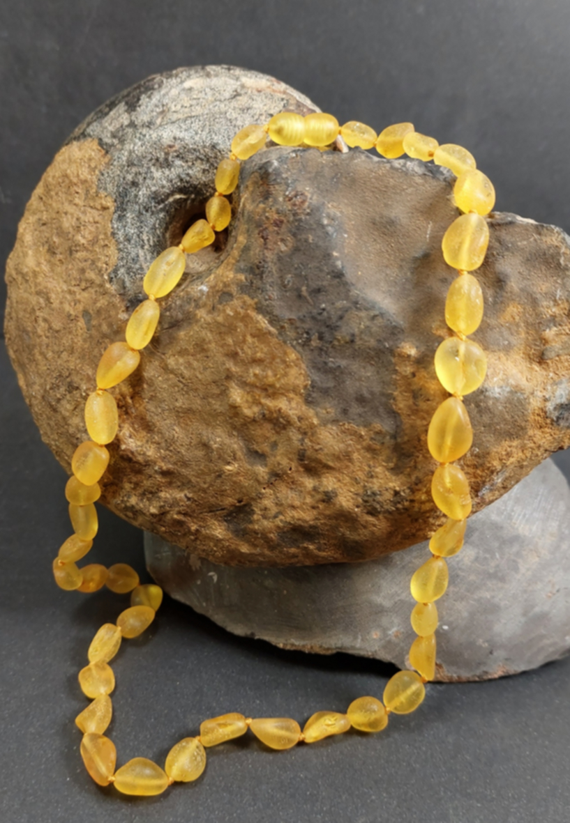 Ljus Bärnsten Halsband med Matt polerad Stenar