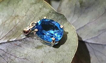 Blå topas hänge, oval fasettslipad sten 9x11mm, 925-silver