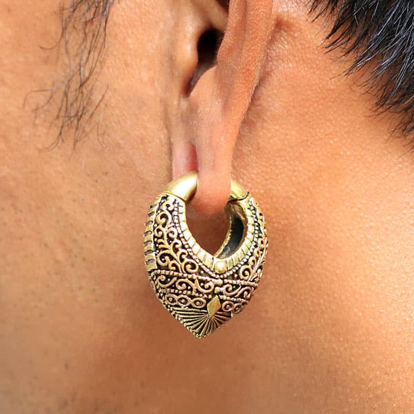 piercingring töjningssmycke som är även vikt för töjda öron