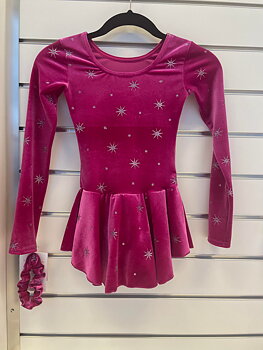 Rosa sammetsklänning med glittermönster
