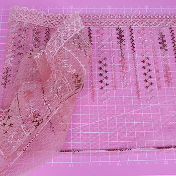 Stretch mesh spets i beige & rosa kors stygn dekoration