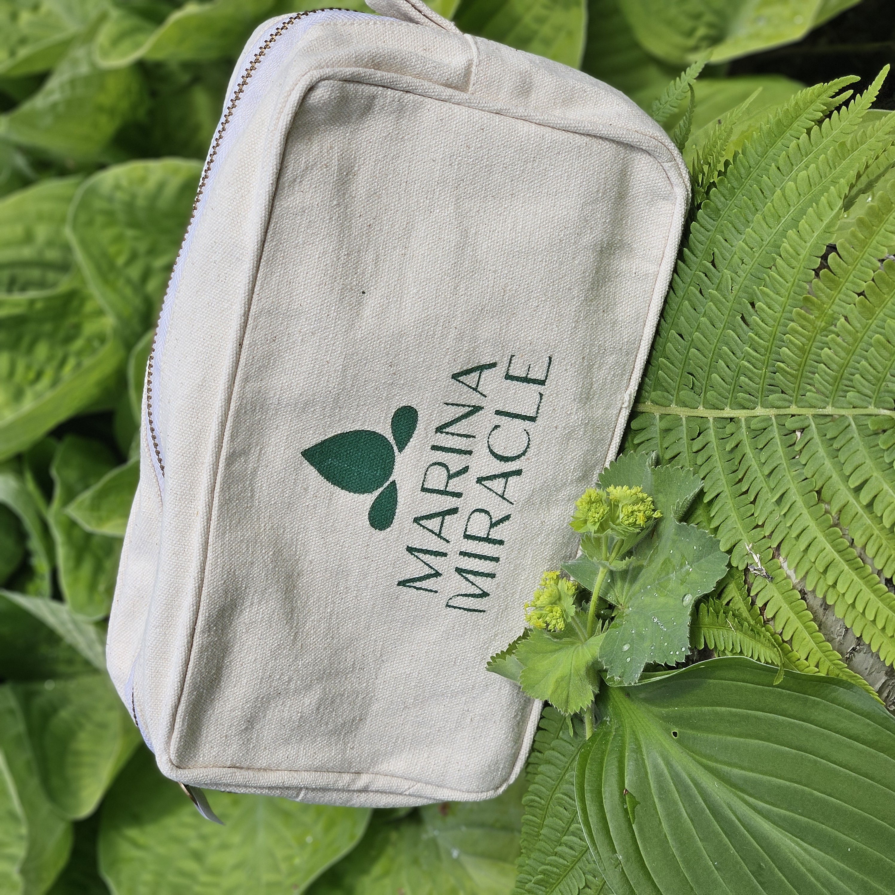 Beauty bag necessär Marina Miracle. (OBS hudvården på bilden ingår ej)