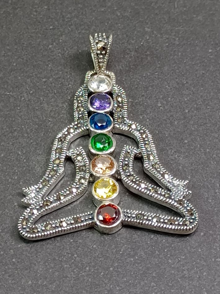 Chakra Buddha Hänge i Silver/Markasit