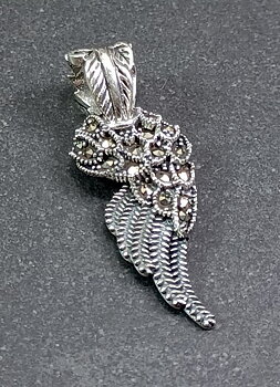 Vinge Hänge i Silver/Markasit