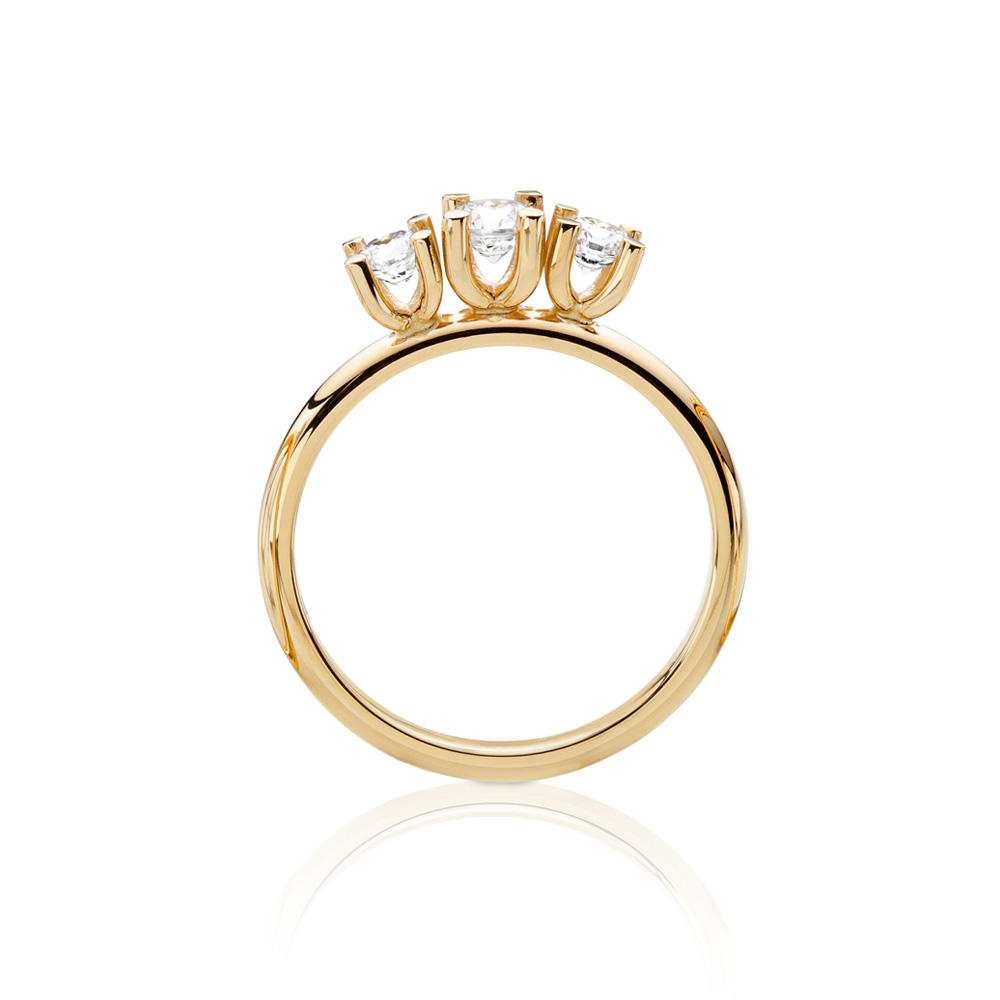 9011-2K Sten: 1×0,26 ct & 2×0,16 ct Fattning: Axelina (3×EF20)