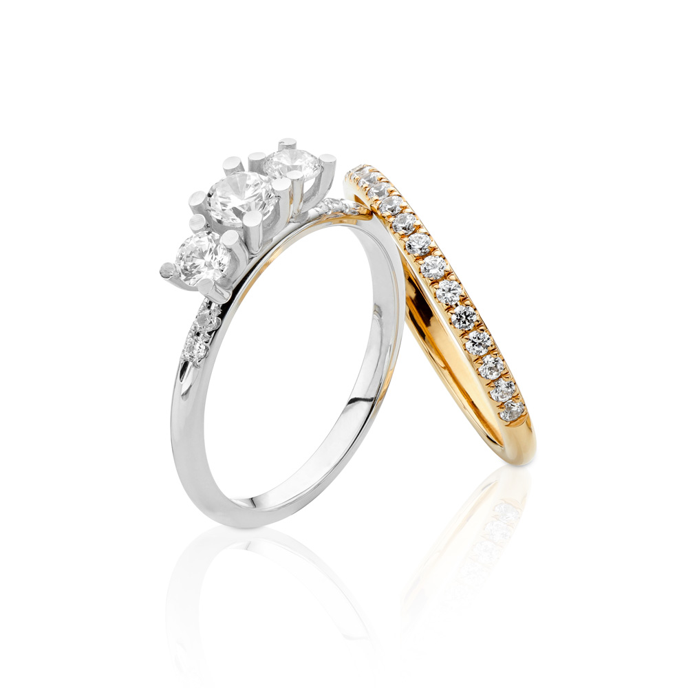 Adina 16-2K Sten: 1×0,26 ct & 2×0,16 ct & 4×0,015 ct Fattning: Axelina (3×EF20)