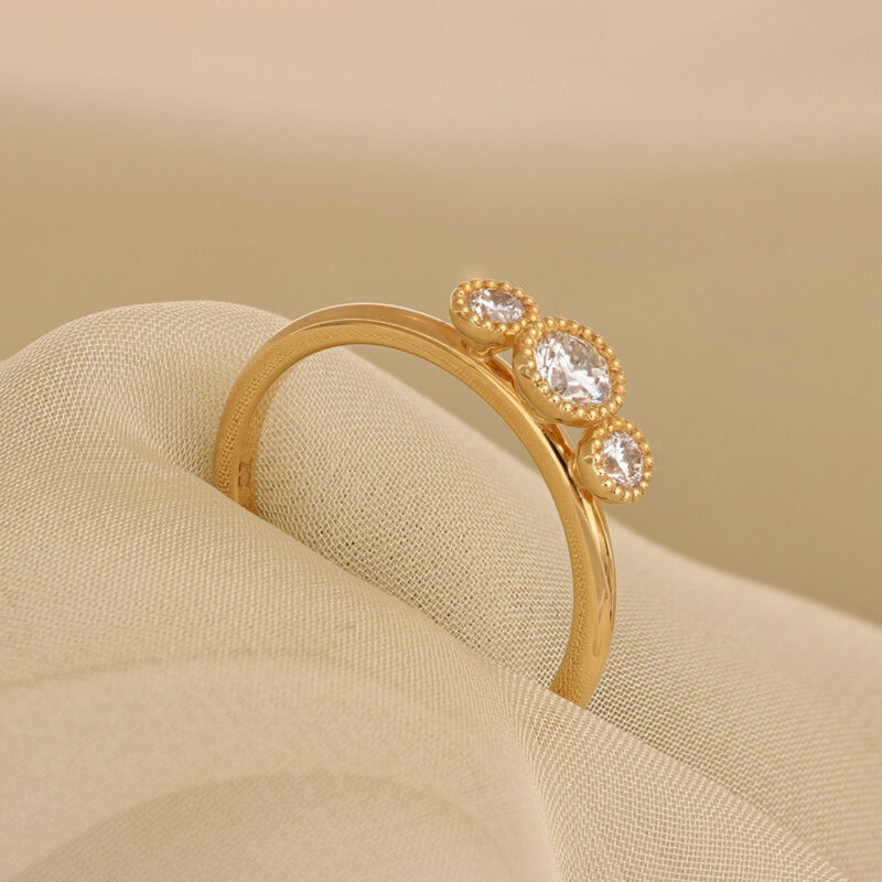 9011-1,6K Sten: 1×0,23 ct & 2×0,07 ct Fattning: Valborg