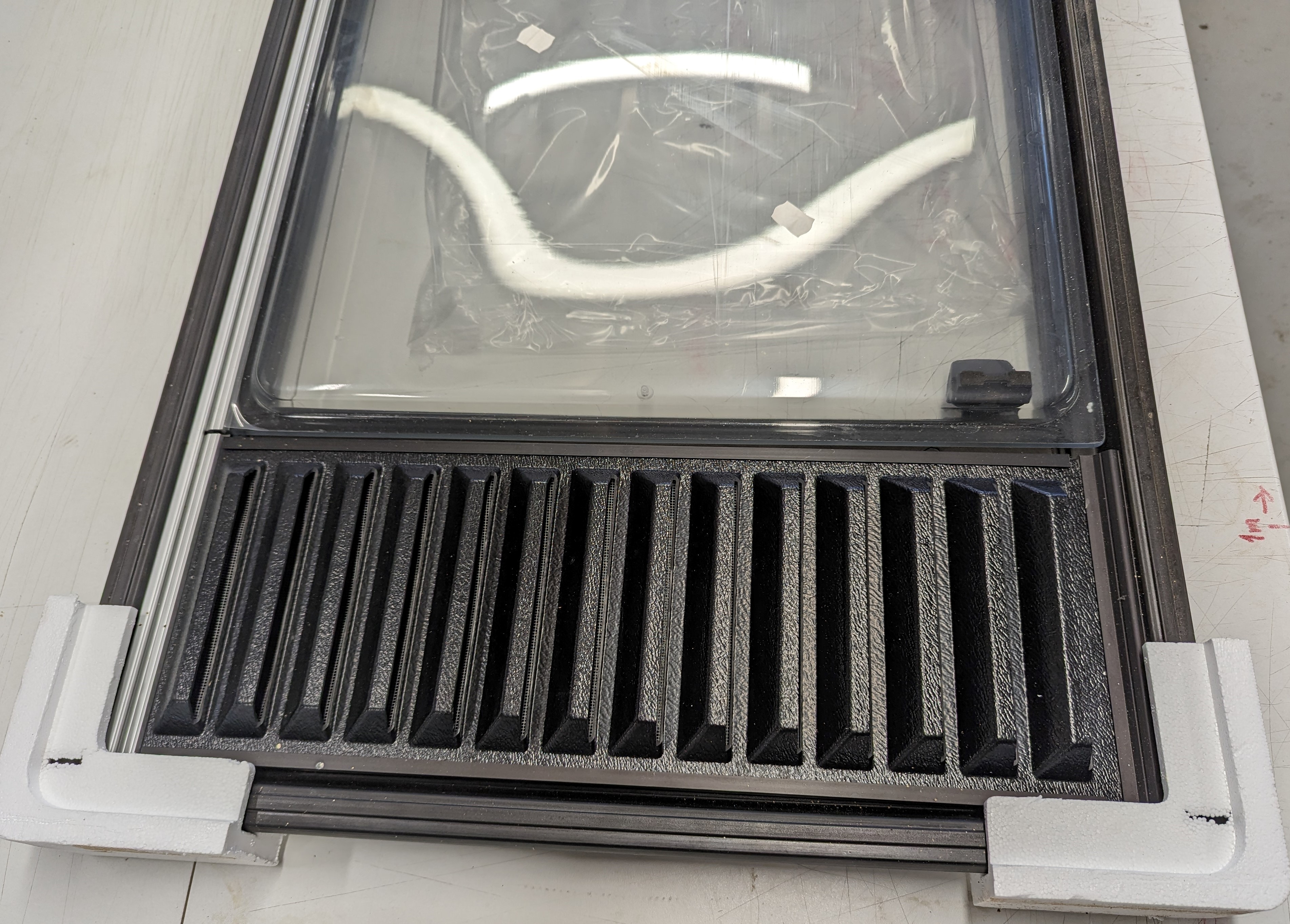 Bonocar window 900x550 (1100x550) with vent - Right - 2