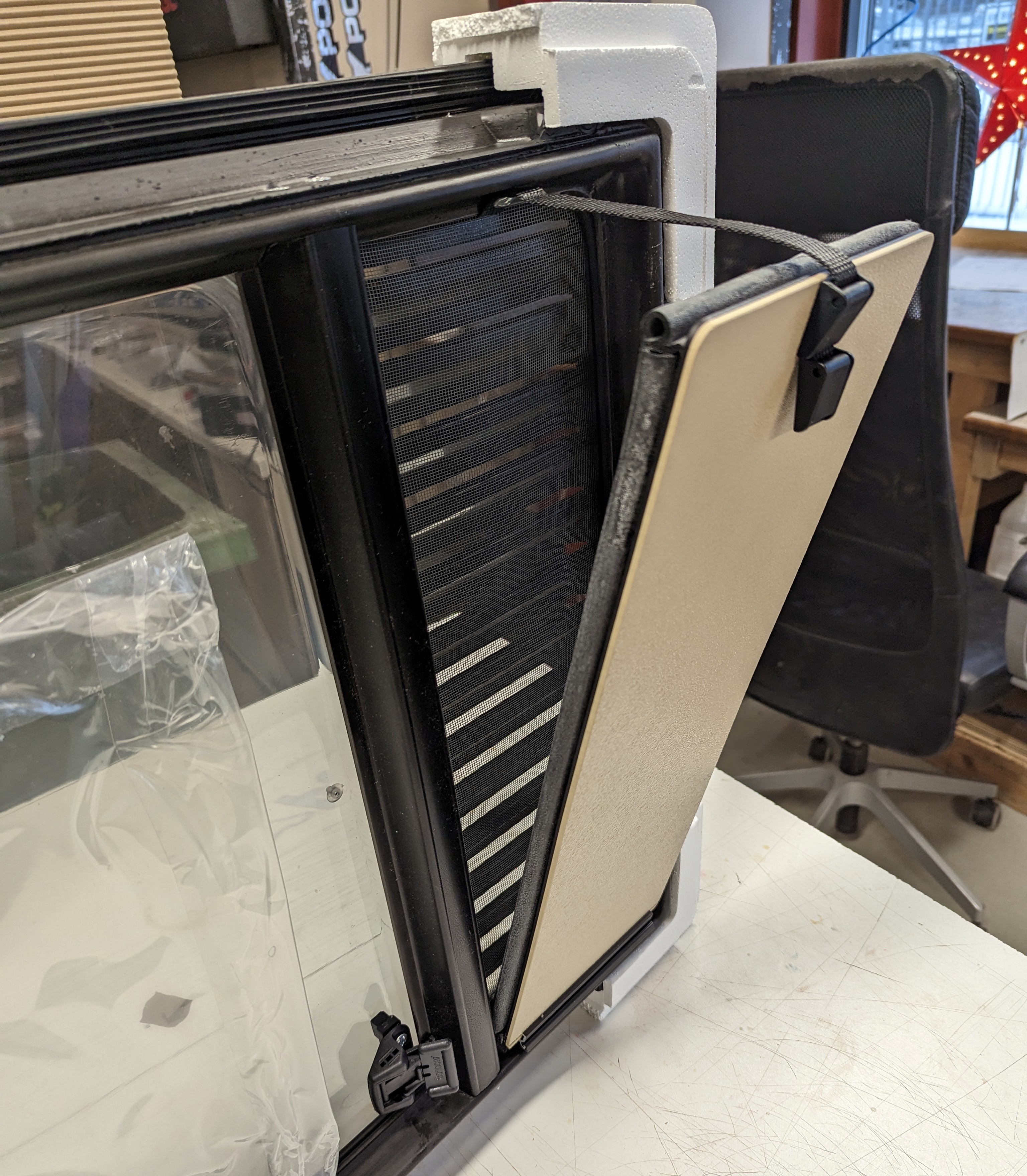 Bonocar window 900x550 (1100x550) with vent - Right - 6