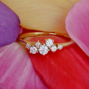 9011-1,6K Sten: 1×0,14 ct & 2×0,07 ct & 1×0,04 ct & 3×0,02 ct Fattning: Teodora