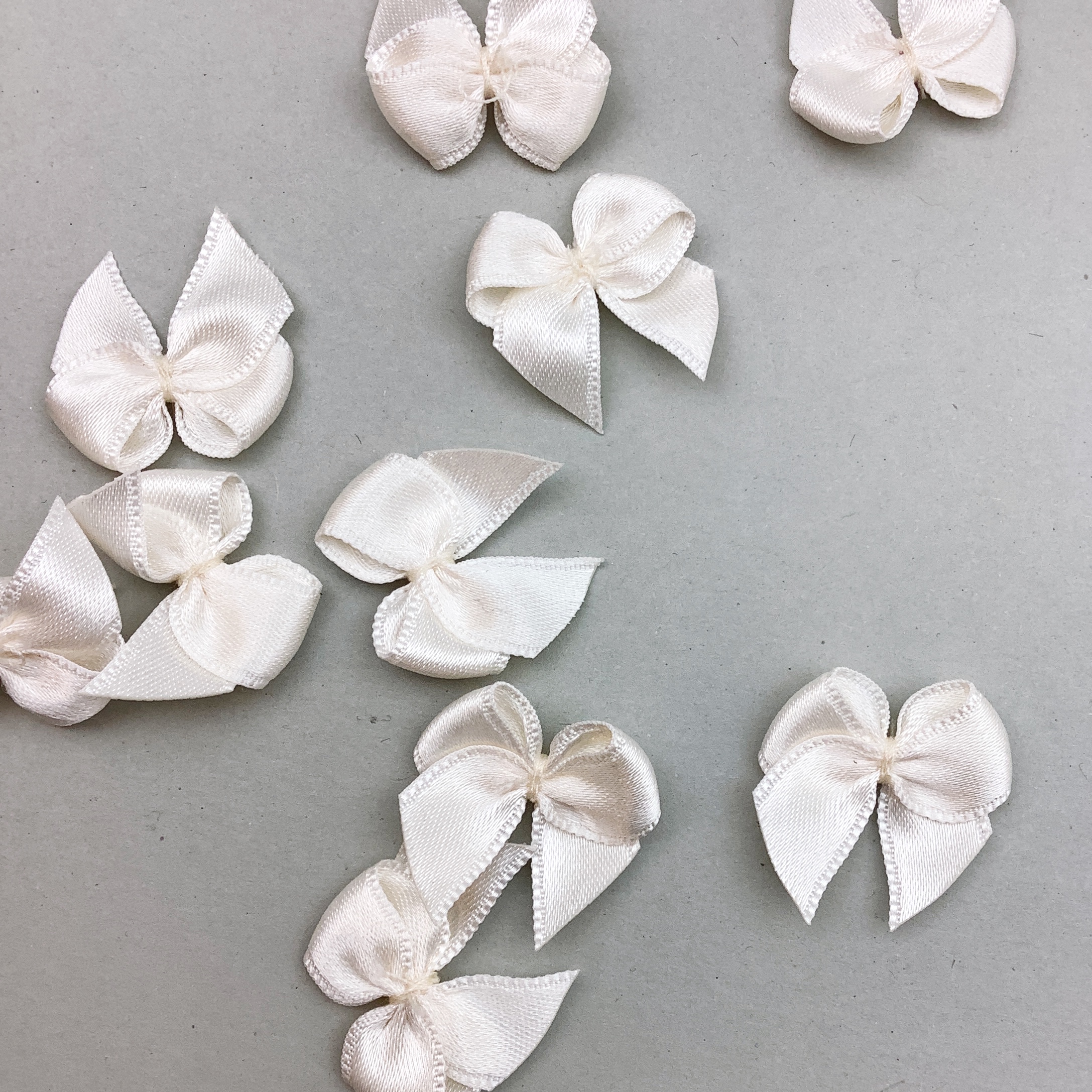 Decoration bow satin offwhite