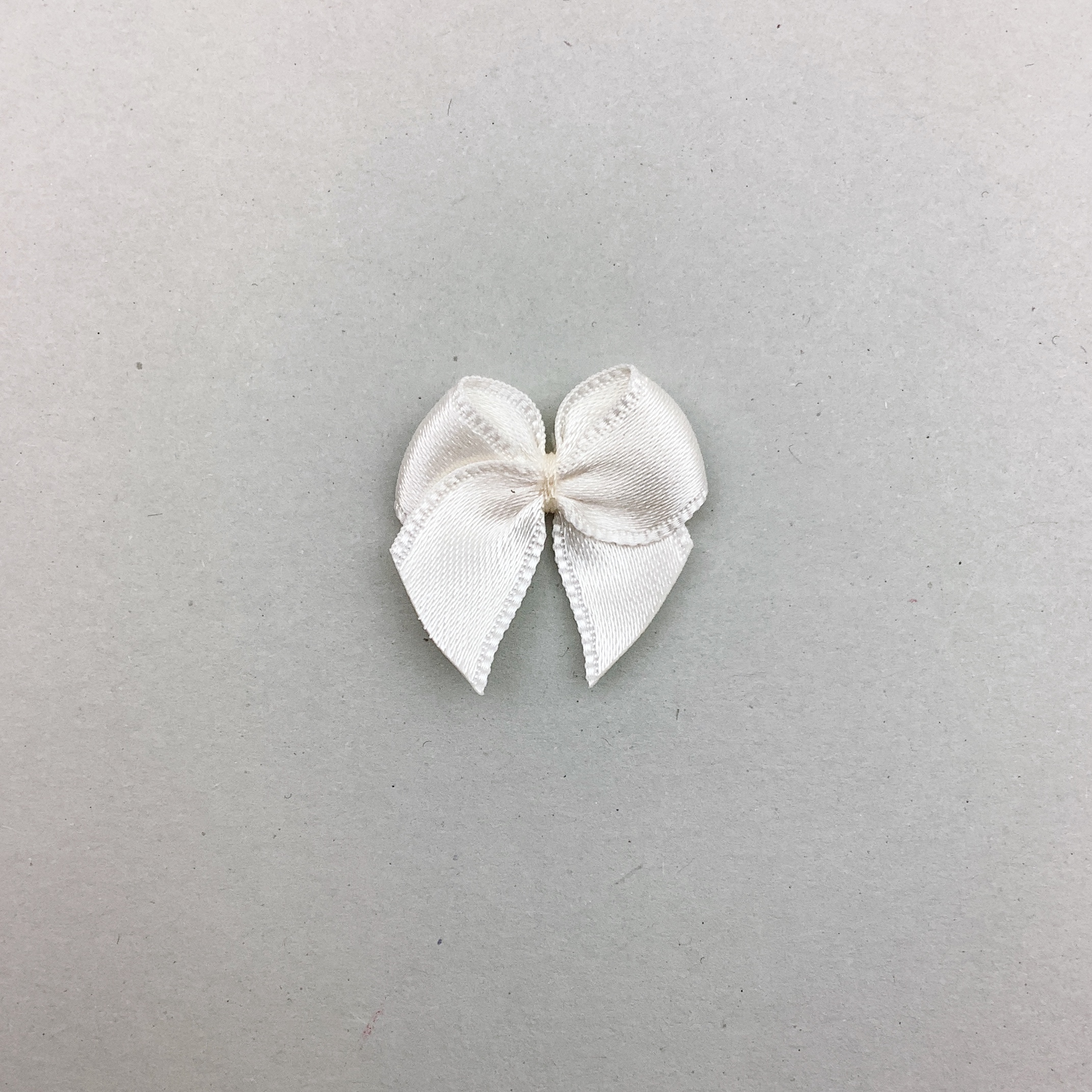 Decoration bow satin offwhite