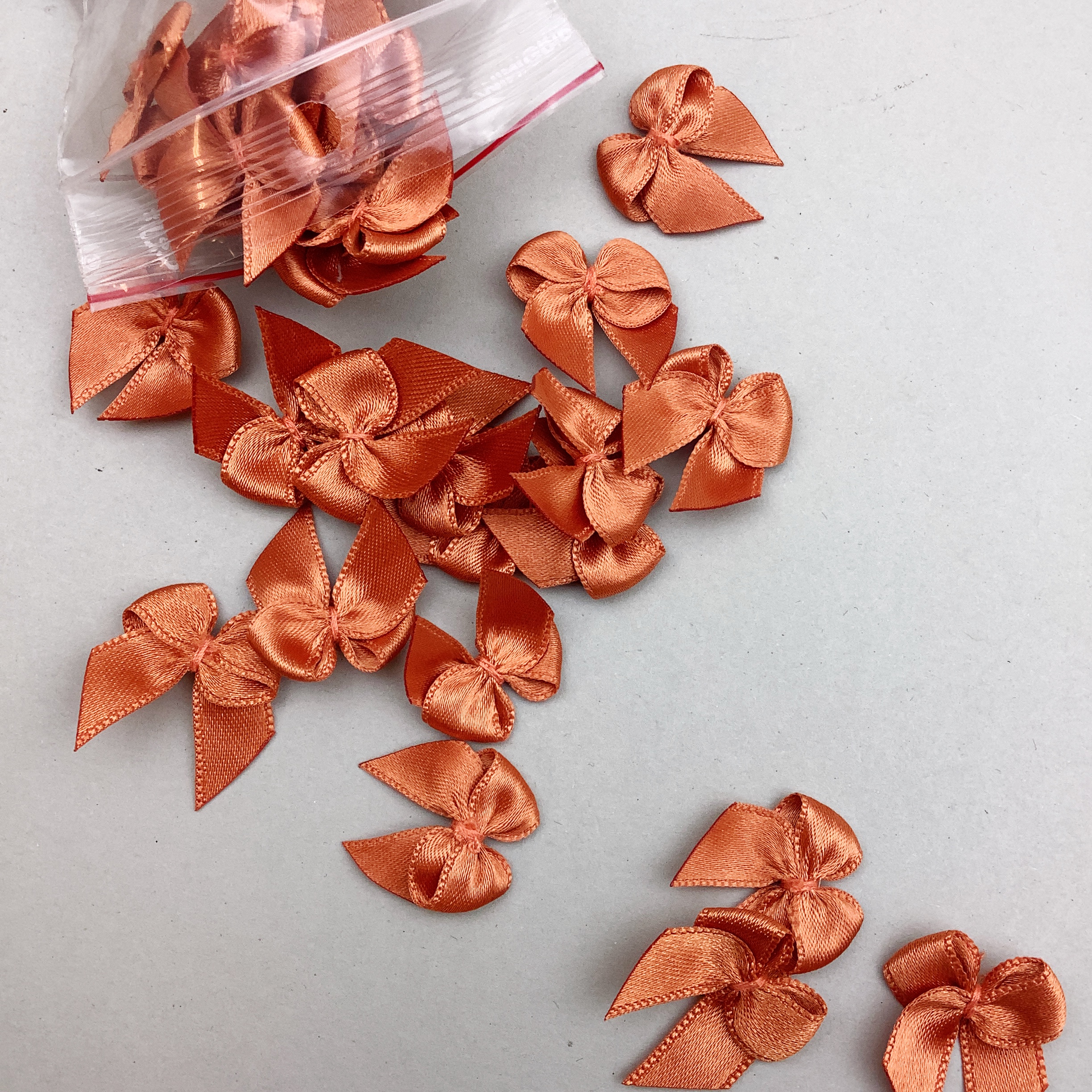 Decoration bow satin cognac
