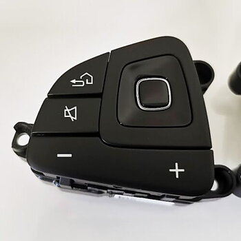 2. Steering wheel button used 1pcs 