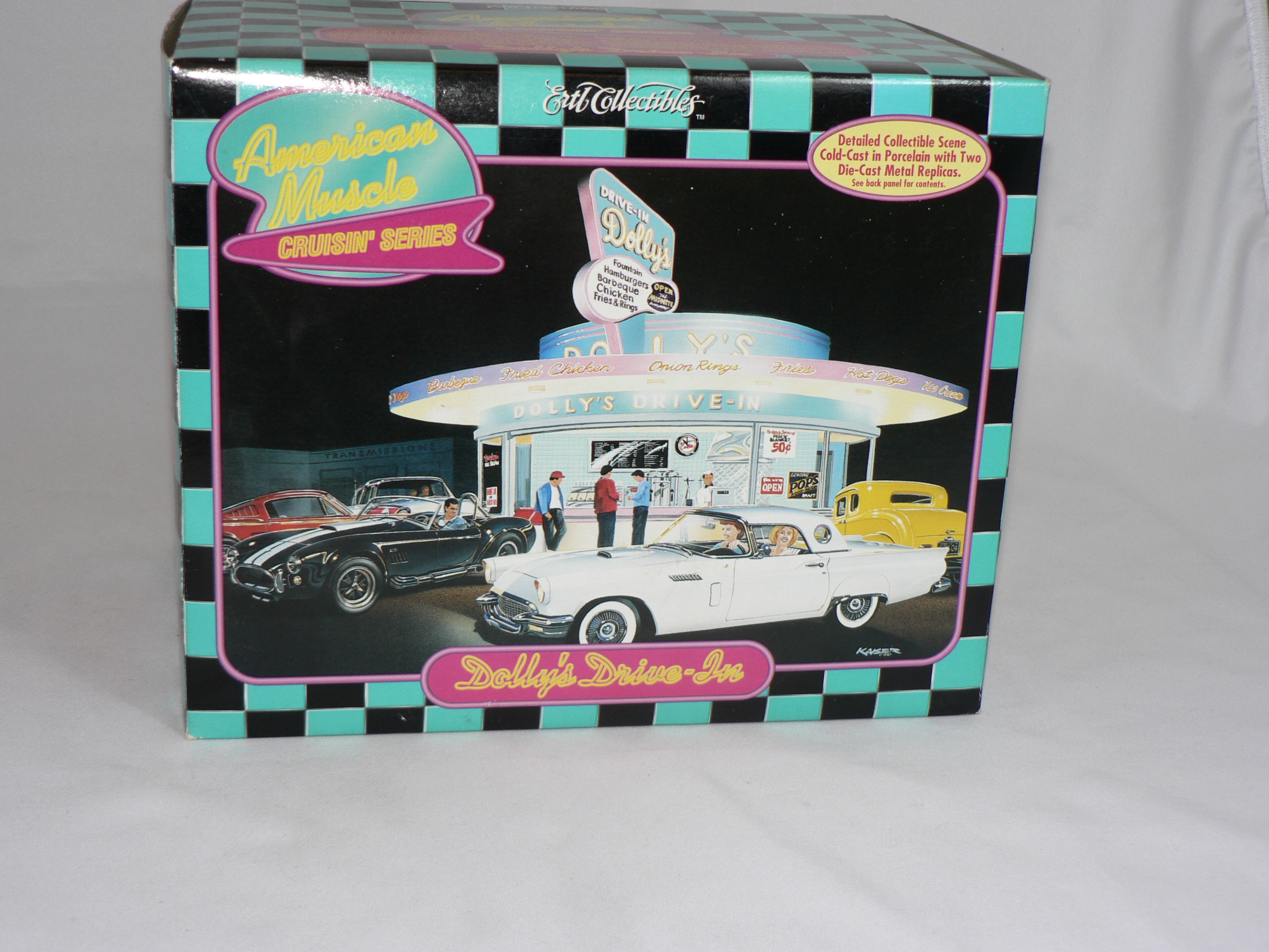 Dollys Drive-In + två bilar ingår  Ertl 1:43  Diorama  - 2