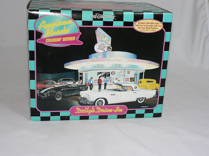 Dollys Drive-In + två bilar ingår  Ertl 1:43  Diorama 